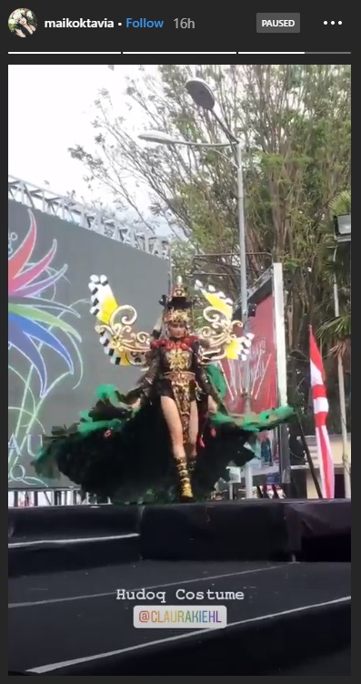 Cinta Laura dalam acara Jember Fashion Carnaval (JEC)