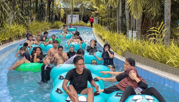 Wahana kolam arus di Merci Barn. Lokasi Merci Barn dekat hotel hingga tempat sewa motor.