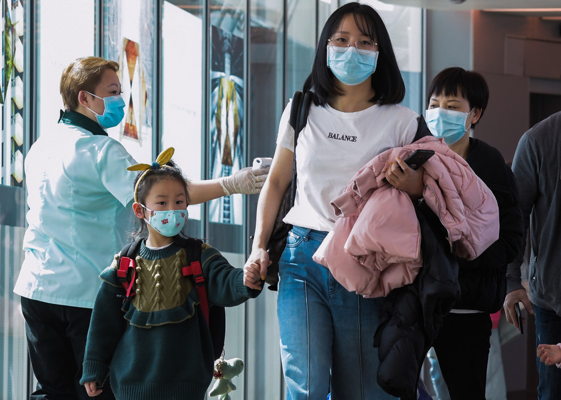 Seorang petugas kesehatan menyaring penumpang yang tiba dari China di bandara Internasional Changi di Singapura pada 22 Januari 2020 ketika pihak berwenang meningkatkan tindakan terhadap coronavirus.