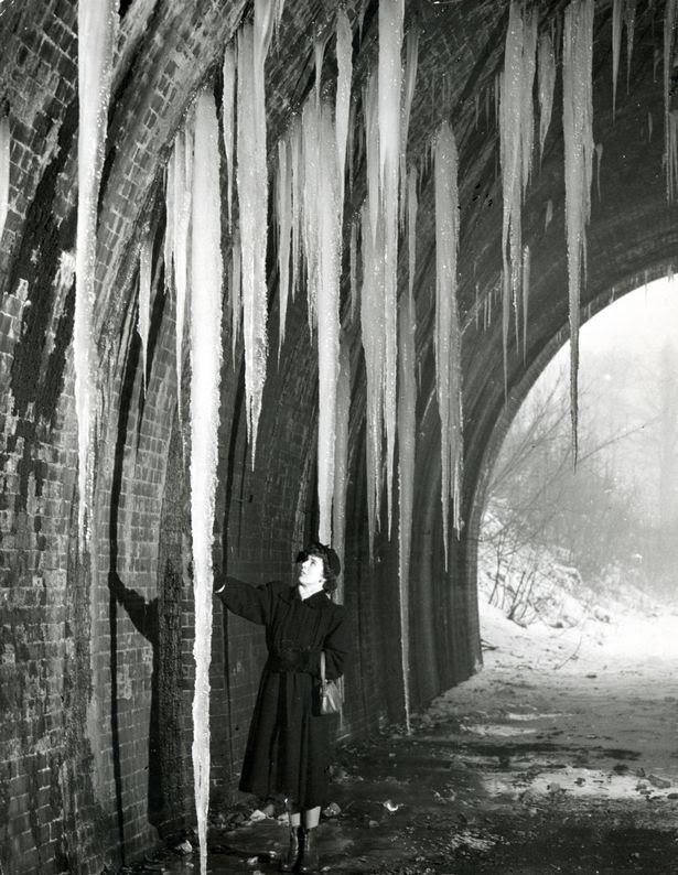 Extreme-winter-of-1947-icicles-in-tunnel