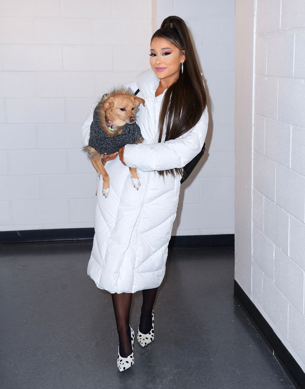 ariana-grande-backstage-at-her-sweetener-world-tour-concert-in-c