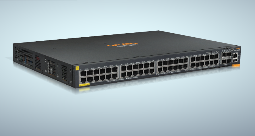 Vista frontal do Switch HPE Aruba CX 6200F 48G Classe 4 PoE+ (JL728A), destacando as 48 portas Gigabit PoE+ e os slots SFP+.