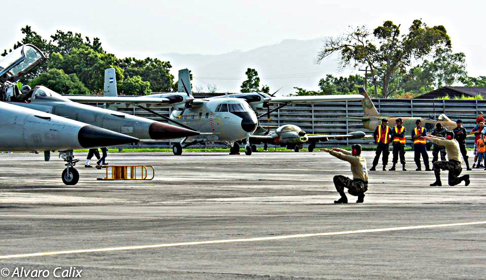 Fotos y videos de las FFAA de Honduras y equipos de los Bomberos - Página 3 5217045-1