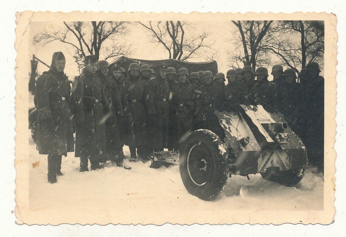 Foto - Deutsche Soldaten mit Stahlhelm   Geschütz - 2.WK