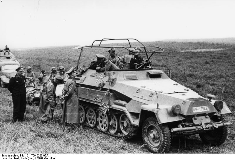 El General Heinz Guderian en el Sd.Kfz. 251 3 de mando conversa con el general Adolf Kuntzen, comandante de la 8ª División Panzer. Francia, mayo de 1940