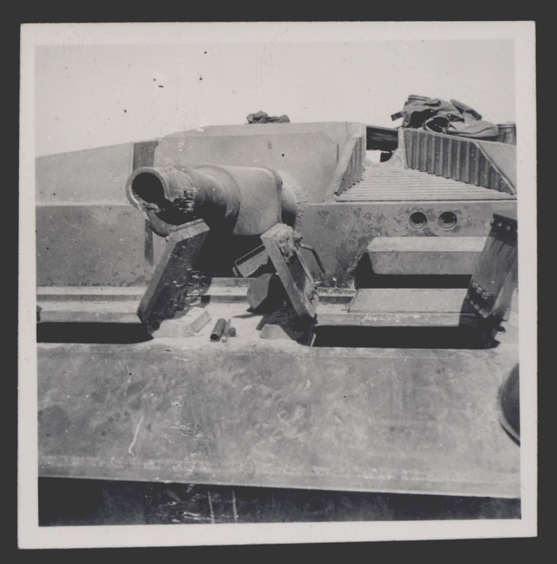 Foto zerstörtes deut. Sturmgeschütz nach Duell m