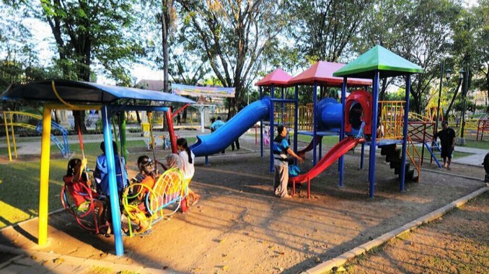 Anak-anak menggunakan wahana bermain yang ada di Taman Monjari, Solo, Jumat, (14/7/2017).