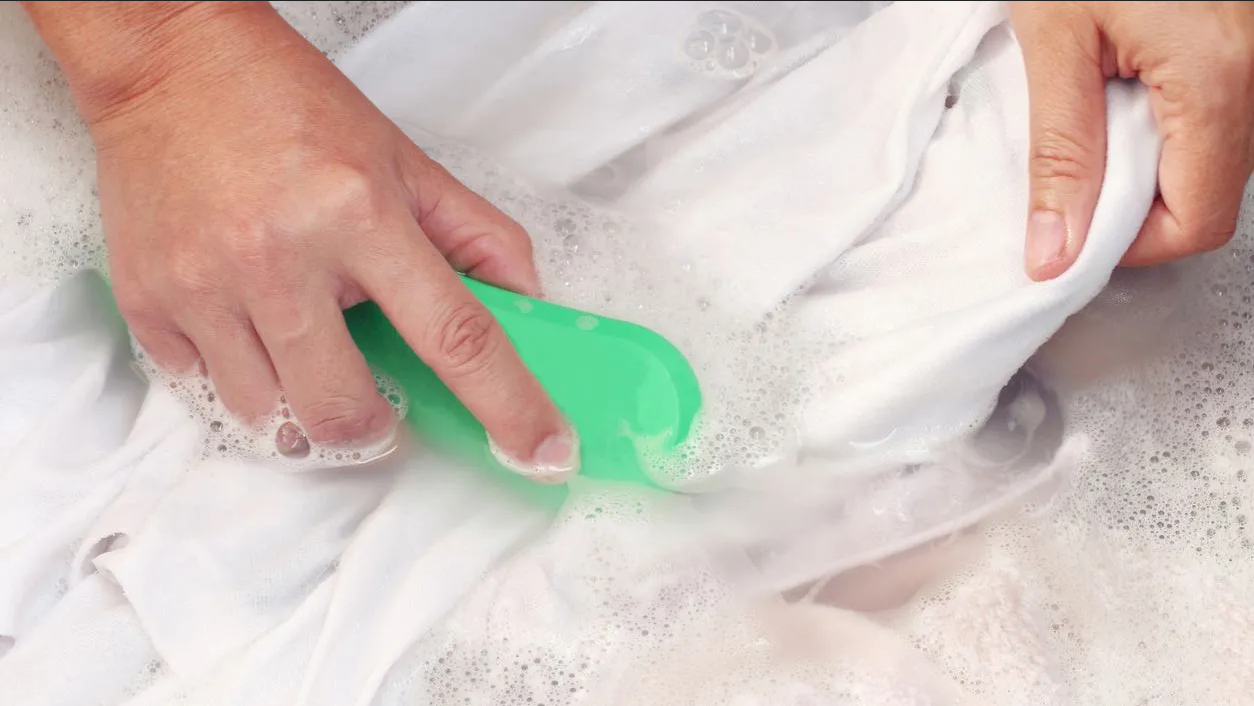 ¿Tu ropa tiene manchas de protector solar? Esta es la solución para eliminarlas