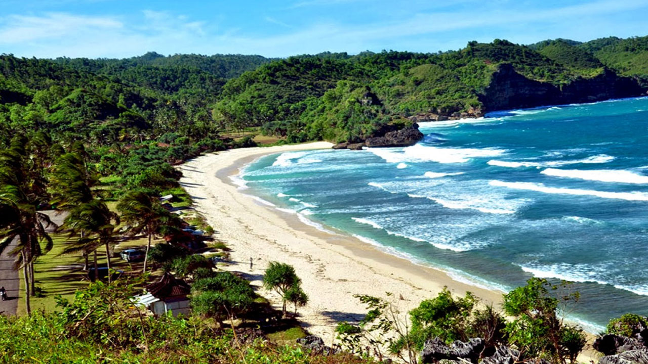 Menikmati Keindahan Pantai Teleng Ria yang Berada di Jawa Timur