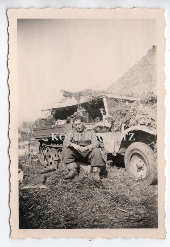 Russland SDkfz LKW Halbkette Tarn camo Kamerad rast Bauernhof Gehöft Hütte