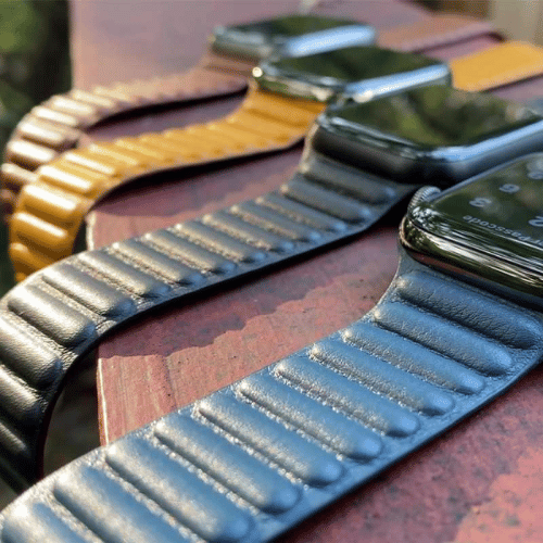 Apple Watch con correa Leather Loop acolchada marrón, mostrando el cierre magnético