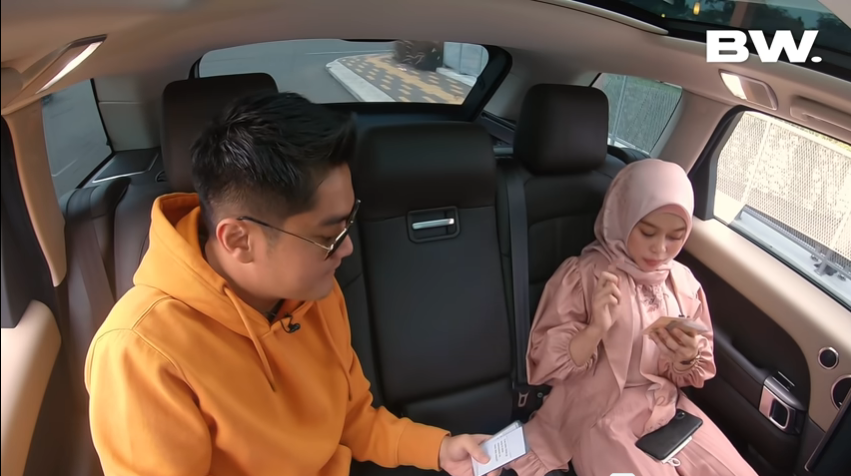 Boy William saat membuat konten bersama Lesti Kejora