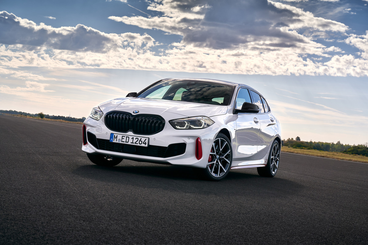 P90402190_highRes_the-all-new-bmw-128t