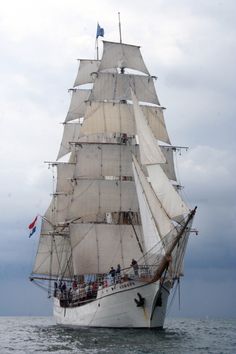 https://i.postimg.cc/W4GbBJx6/2cbaf94f88e978b772496d99edffe123-sail-boats-sailing-ships.jpg