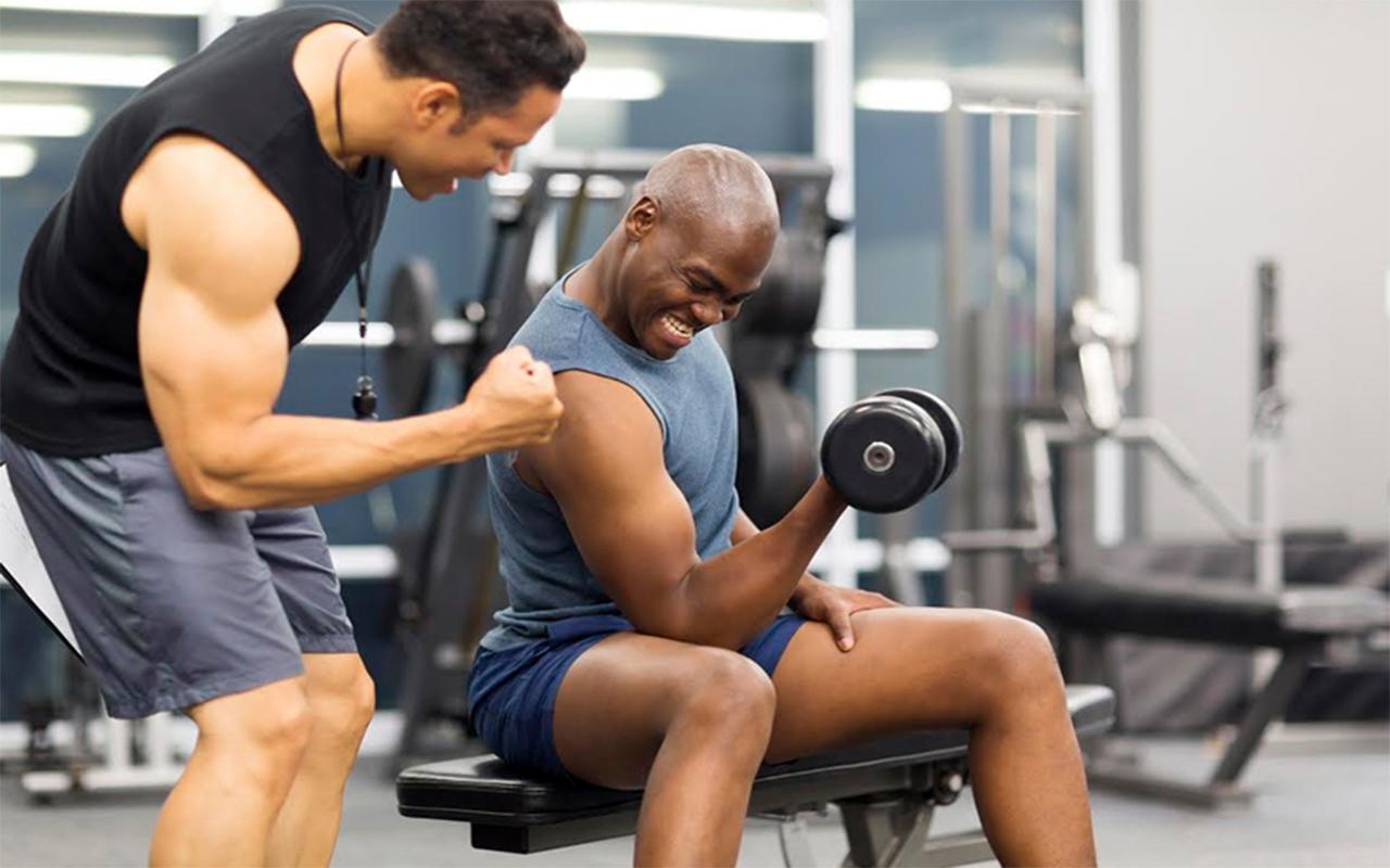 Mujer muere al caerle una barra de 180 kilos en un gym de la CDMX