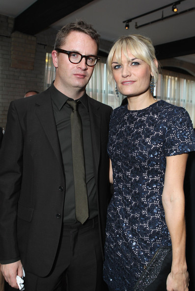 Nicolas Winding Refn avec cool, jolie, mignonne, femme Liv Corfixen 