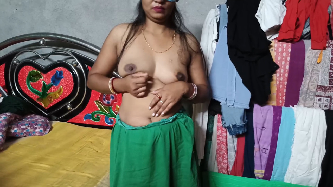 [Image: Desi-Indian-Bhabhi-Showing-Her-Sexy-Boob...48-000.jpg]