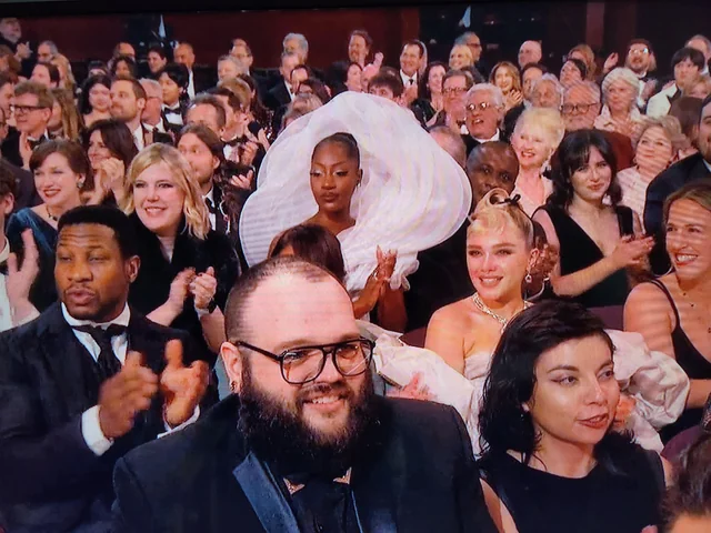 sitting-behind-her-at-the-oscars-v0-g0kwiov1wfna1.webp