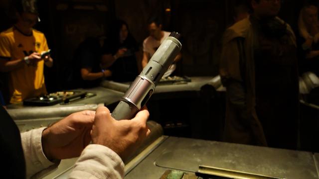 SAVI'S WORKSHOP HANDBUILT LIGHTSABERS: Montando nuestro sable láser - DISNEYLAND ~ STAR WARS: GALAXY'S EDGE, LA GUIA (71)