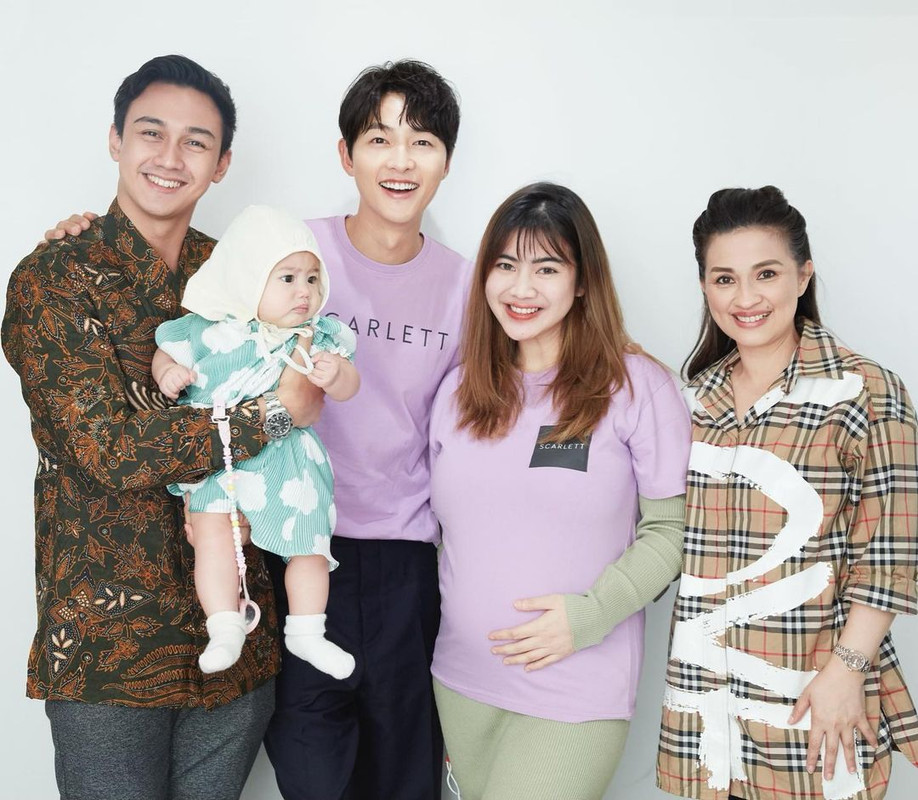 Momen bahagia keluarga kecil Felicya Angelista dan Caesar Hito bertemu Song Joong Ki saat liburan ke Korea Selatan.