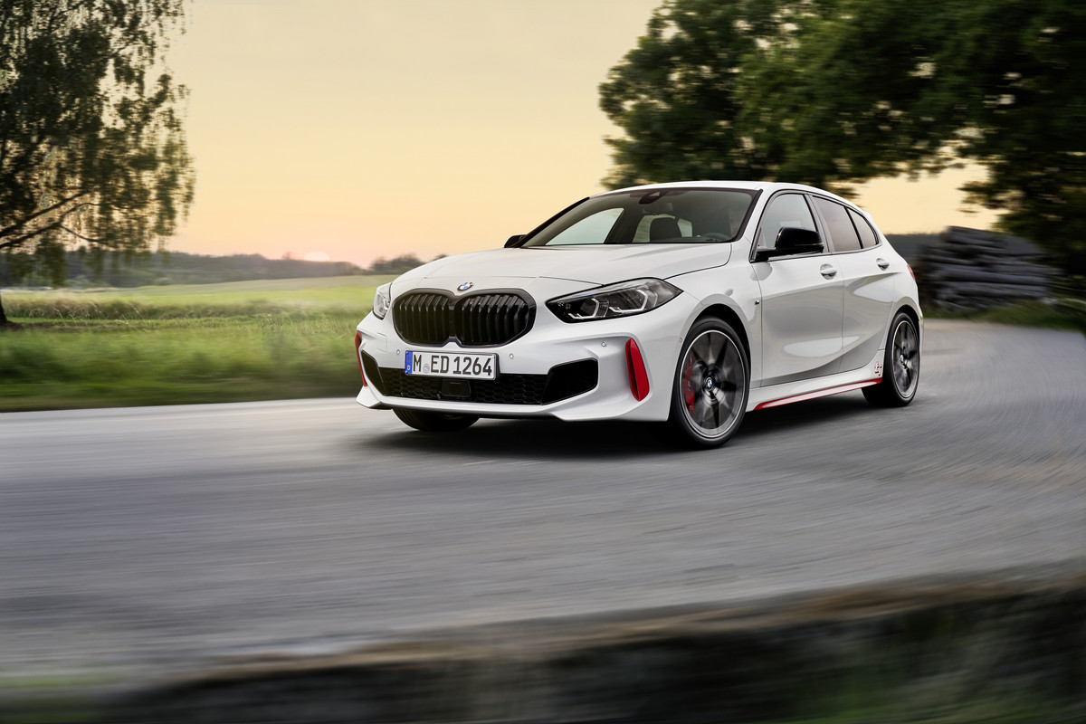 P90402184_highRes_the-all-new-bmw-128t
