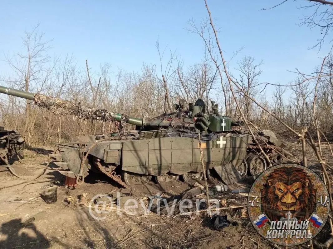 Photos guerre d ukraine - Page 32 Des-chars-T72-ukrainiens-abandonn-s-pr-s-de-Tonenko-e-L-un-d-eux-est-un-T72-B3-qui-avait-t-captur