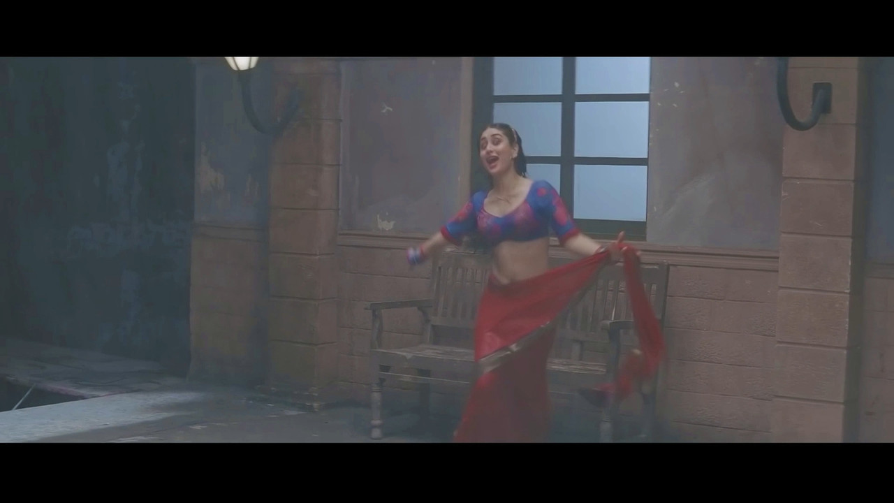 [Image: Kareena-Kapoor-Khan-Hot-Song-From-Chamel...-14-44.jpg]