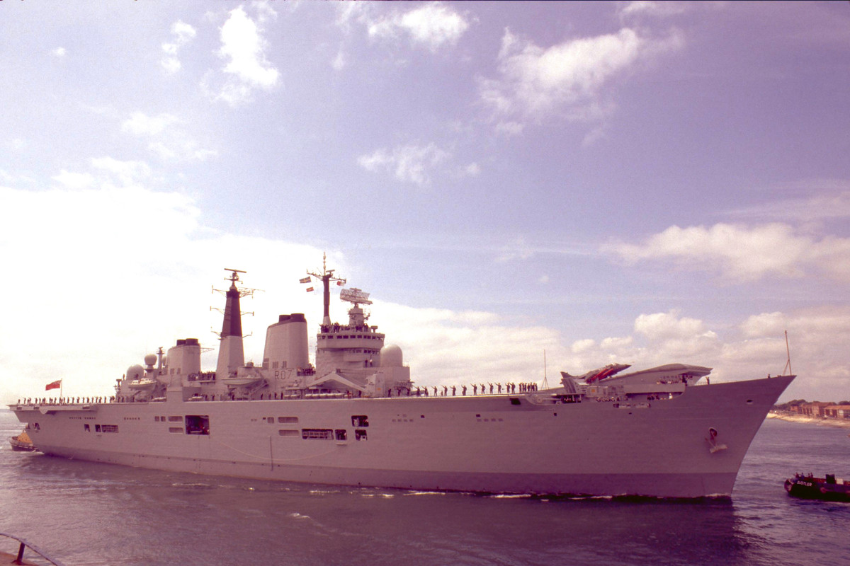 HMS  Ark Royal прибывает в Портсмут в ходе сдаточных испытаний