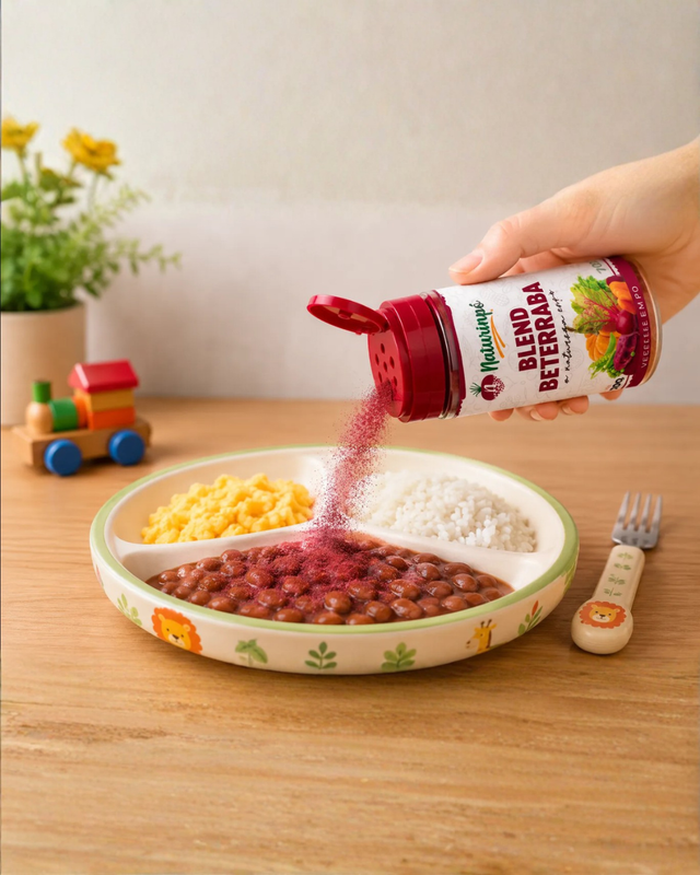Blend de beterraba sendo adicionado a uma refeição com arroz e feijão