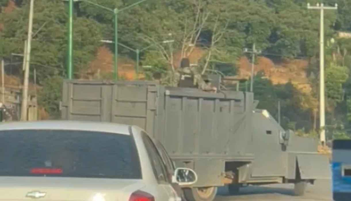 Monstruo blindado se pasea en Michoacán en medio de la narcoguerra