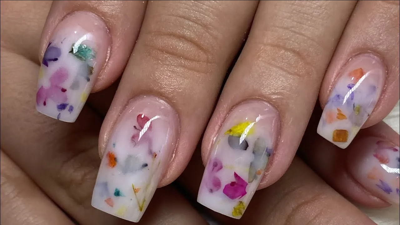 Diseños de uñas milk bath, manicura que será tendencia en otoño 2023