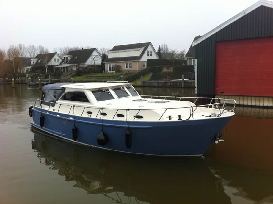 Готовая яхта на воде