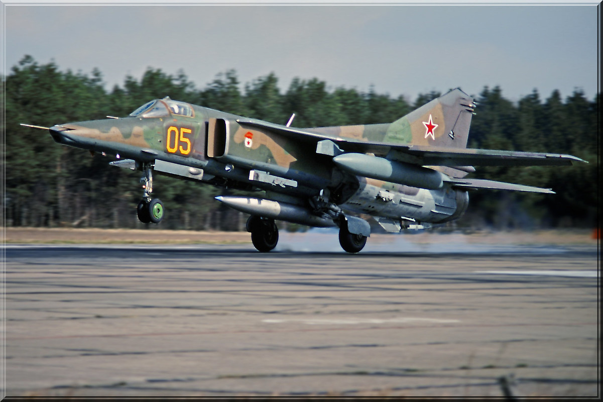19 GvAPIB Mig-27D Yellow 05_61912561307 (2)