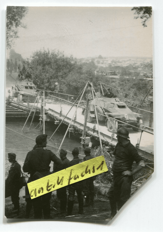 Schützen-Panzer mit G am Aisne-Übergang bei Rethel in Frankreich im 2.WK