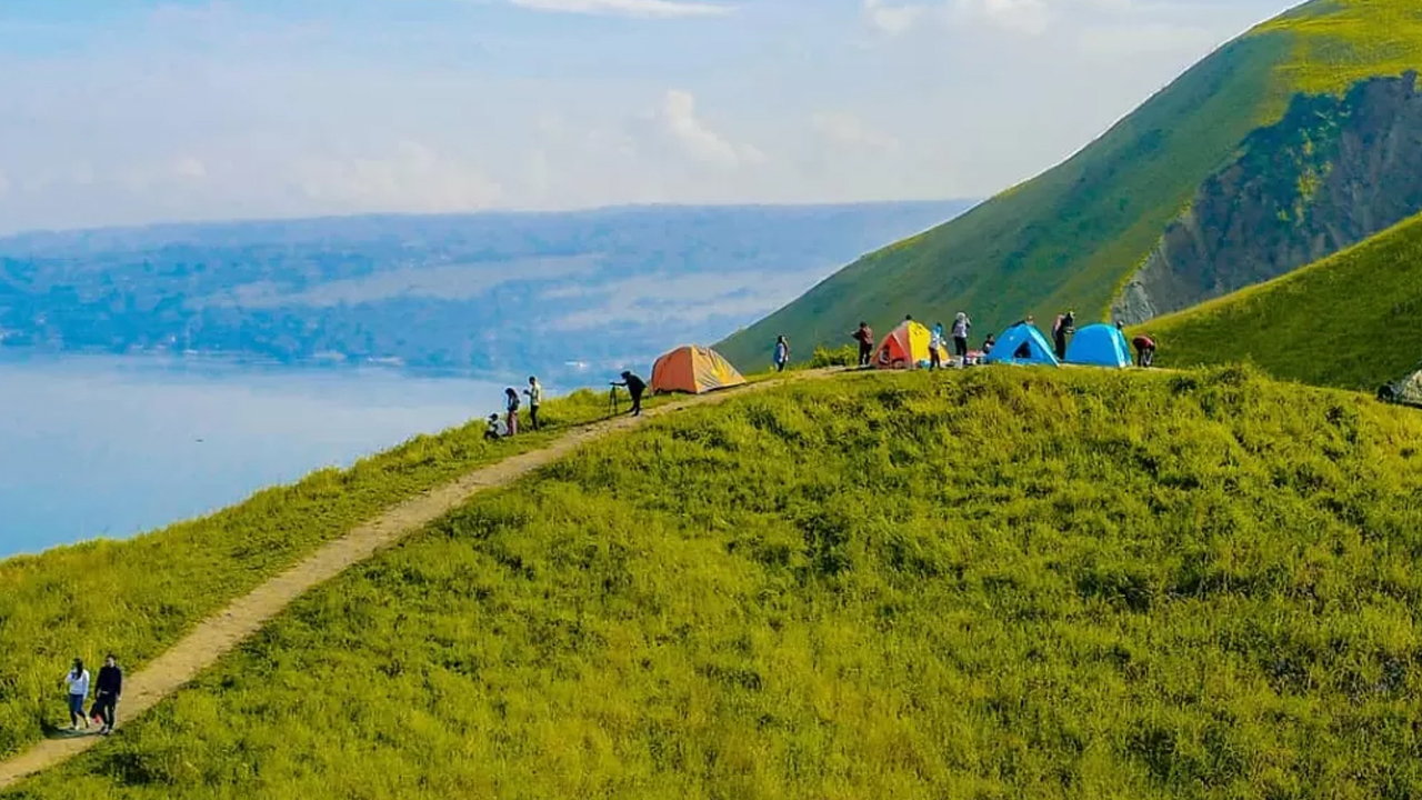 Bukit Holbung, Pesona Wisata Bukit di Tengah Danau Toba