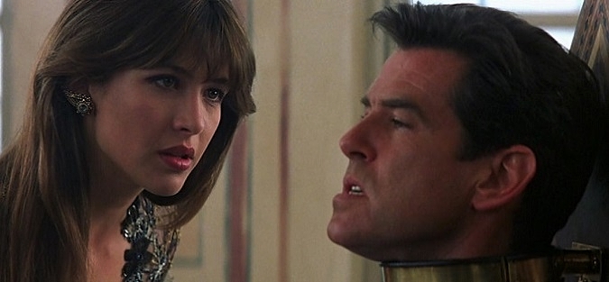 JAMES-BOND-WORLD-NOT-ENOUGH-2-FOTOR.jpg
