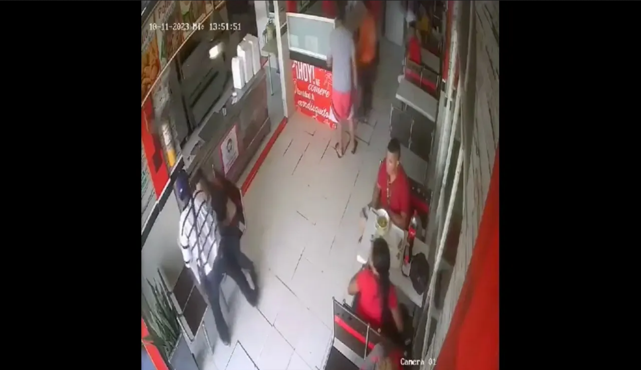 Ladrón muere tras intento de asalto en restaurante; un cliente le disparó