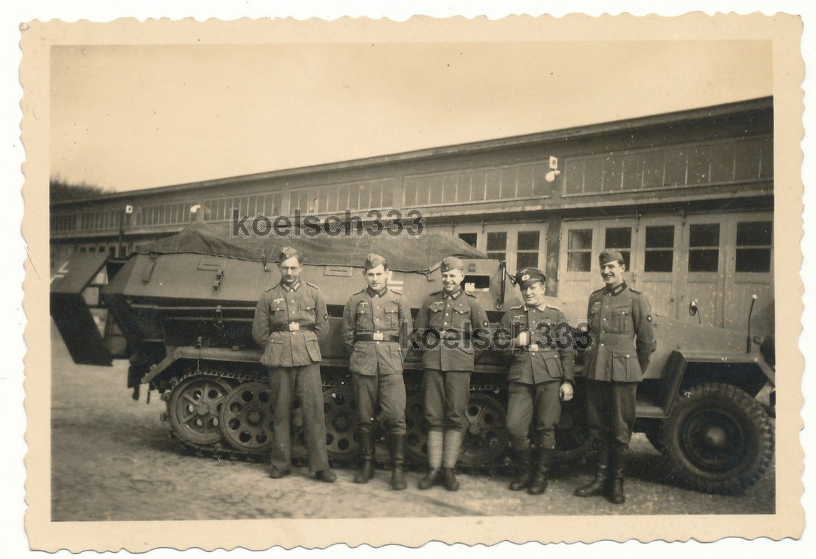Foto Soldaten der Wehrmacht vor Schützenpanzer P