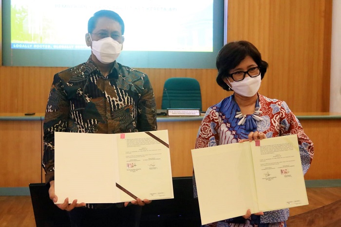 Direktur Utama KAI Didiek Hartantyo dan Rektor Universitas Gadjah Mada Ova Emilia saat menunjukan MoU terkait SDM di Yogyakarta (27/7/2022).


