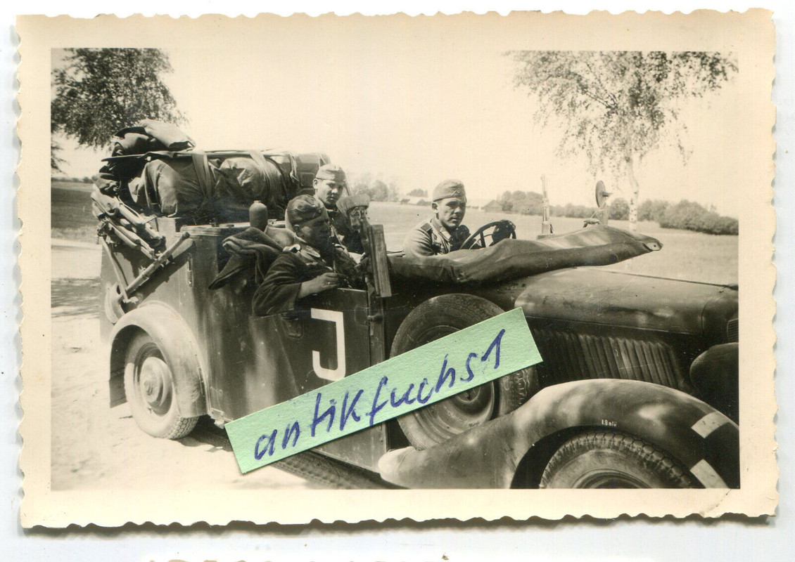 WH-Front-Kübelwagen mit J und WH-Kampf-Trupp in Rußland im 2.WK