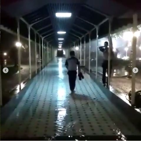 Istana Kepresidenan Jakarta turut tergenang banjir. Kondisi sejumlah titik di Istana tergenang dibagikan oleh Sekretaris Kabinet Pramono Anung lewat sejumlah foto dan video di grup WhatsApp wartawan.