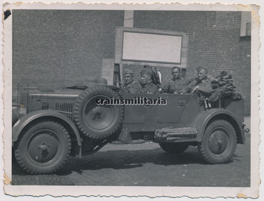 Orig. Foto 256.ID Kraftfahrer mit Kübelwagen Phä