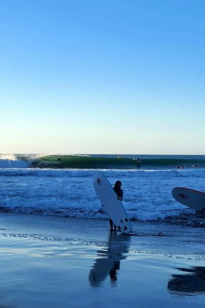 Surfistas con sus tablas a la orilla del mar en la costa de Litueche