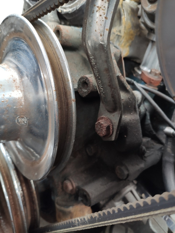 boltpattern waterpump (alternator bracket)