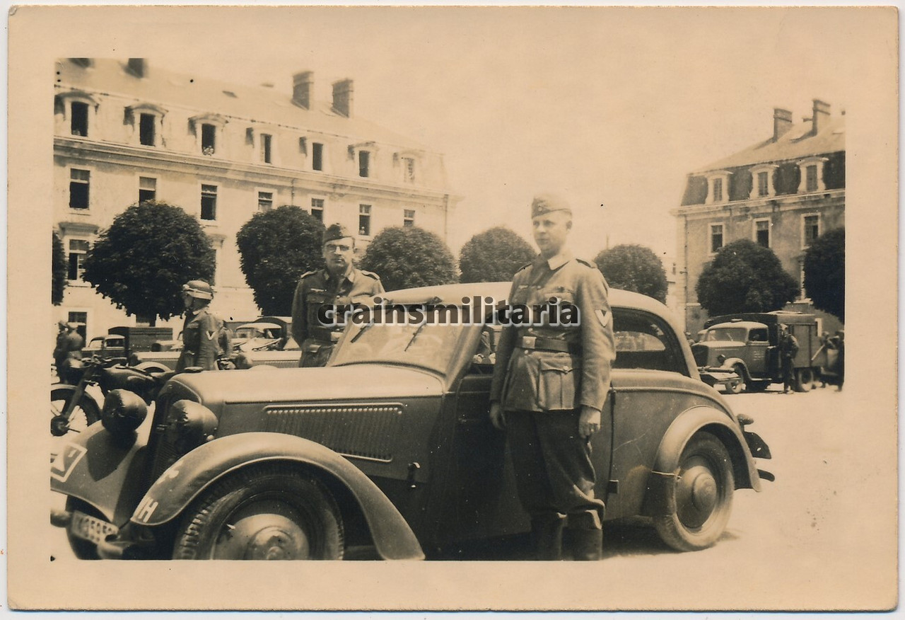 Orig Foto Soldaten mit Cabrio Pkw in Frankreich
