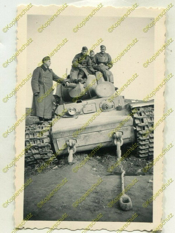 Foto, Wehrmacht, Soldaten posieren auf zerstörtem Panzer, Russla