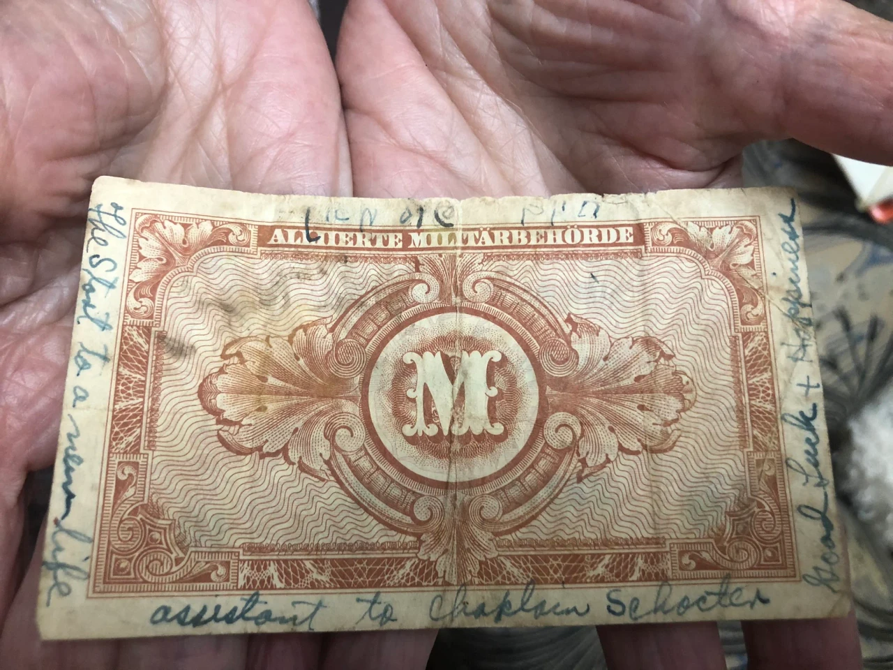 El viejo billete en el que el soldado estadounidense Hyman Schulman le dejó a Lily Ebert, recién rescatada de un campo de concentración nazi en 1945, un mensaje enaltecedor. Twitter - Dov Forman