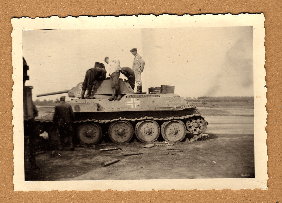 Foto Wehrmacht Beute Panzer T 34 mit deutscher Beschriftung super Ansicht (3)