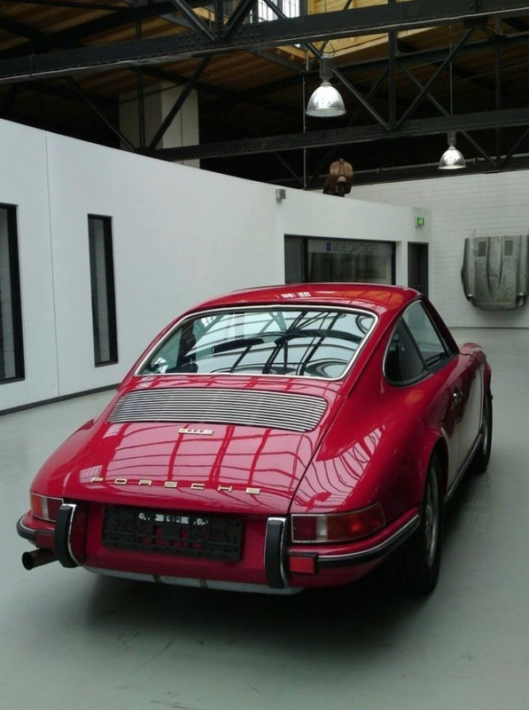 Vintage-Porsche-911-E.jpg