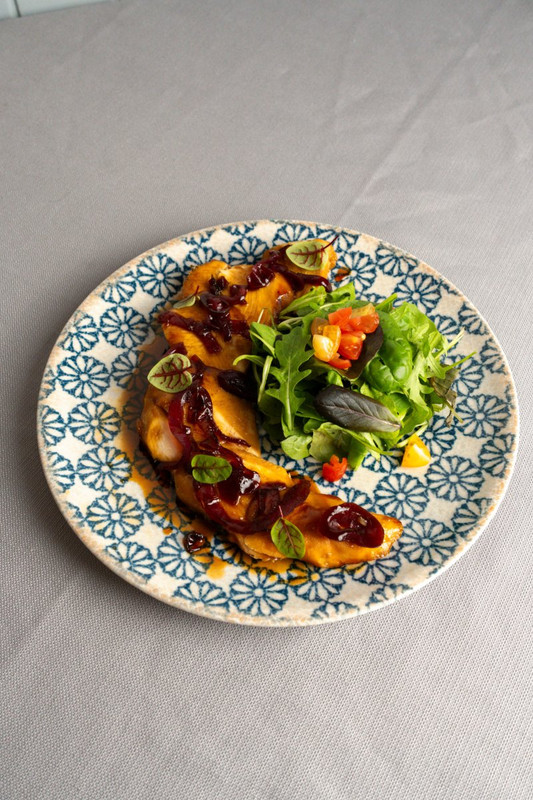 Tagliata di pollo CBT con misticanza e datterini